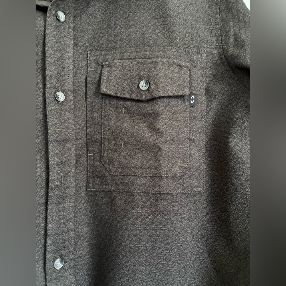 Oakley Long Sleeves Gray Button-Up Men’s Shirt, 2 Pockets Size: Large - Picture 4 of 11
